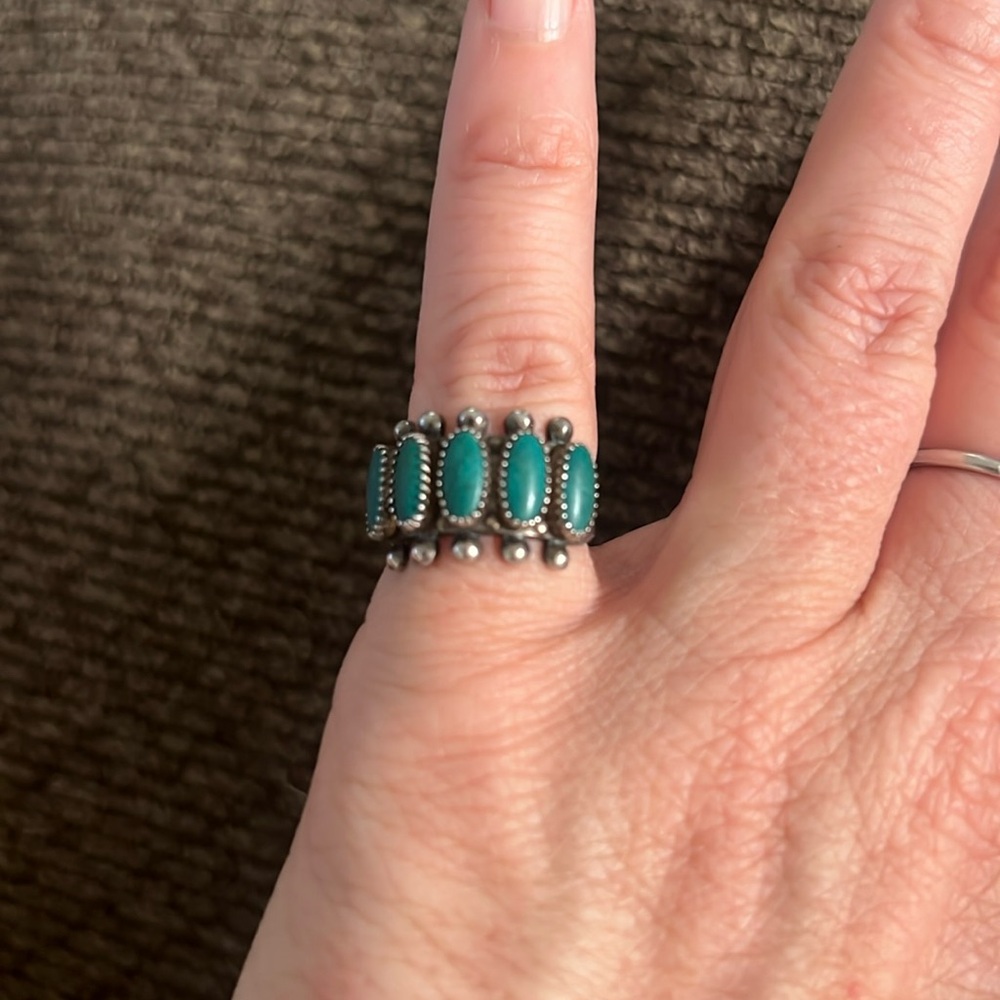 Silver turqouse ring.
